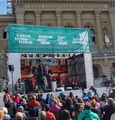 Hunderte Menschen vor einer Bühne bei einem Event von Pro Infirmis auf dem Bundesplatz