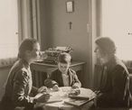 Travailleuse sociale en séance de consultation avec un enfant sourd et sa mère, années 1940. Photo : Archives Pro Infirmis