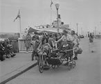 I partecipanti a una gita in battello per persone con disabilità sul Lago di Zurigo, 1945. Foto: Björn Eric Lindroos, StAAG/RBA1-1-6609_1