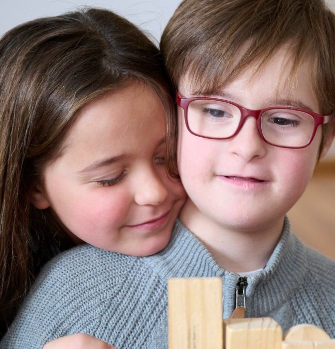 Unis envers et contre tout : Juan Francisco (9 ans) et sa sœur Emilia (7ans)