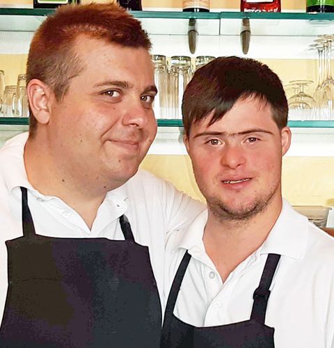 Due uomini in grembiule da cucina al ristorante Vallemaggia