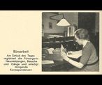 Image et légende tirées d’un rapport annuel de Pro Infirmis datant du milieu des années 1930. L’image montre une travailleuse sociale à son bureau. La légende de l’époque explique : « Travail de bureau - A la fin de la journée, l'assistante sociale enregistre les nouvelles prises de contact, les visites et les déplacements et s'occupe de la correspondance urgente. »