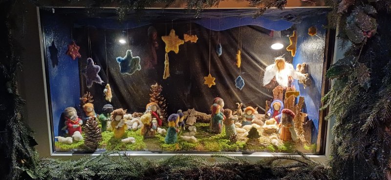 Das Adventsfenster 2023 der Tagesstätte Gerlafingen mit Figuren und Sternen aus Filz