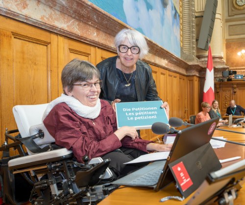 Simone Leuenberger übergibt Bundesrätin Elisabeth Baume-Schneider symbolisch die 16 Petitionen der Behindertensession 2026.