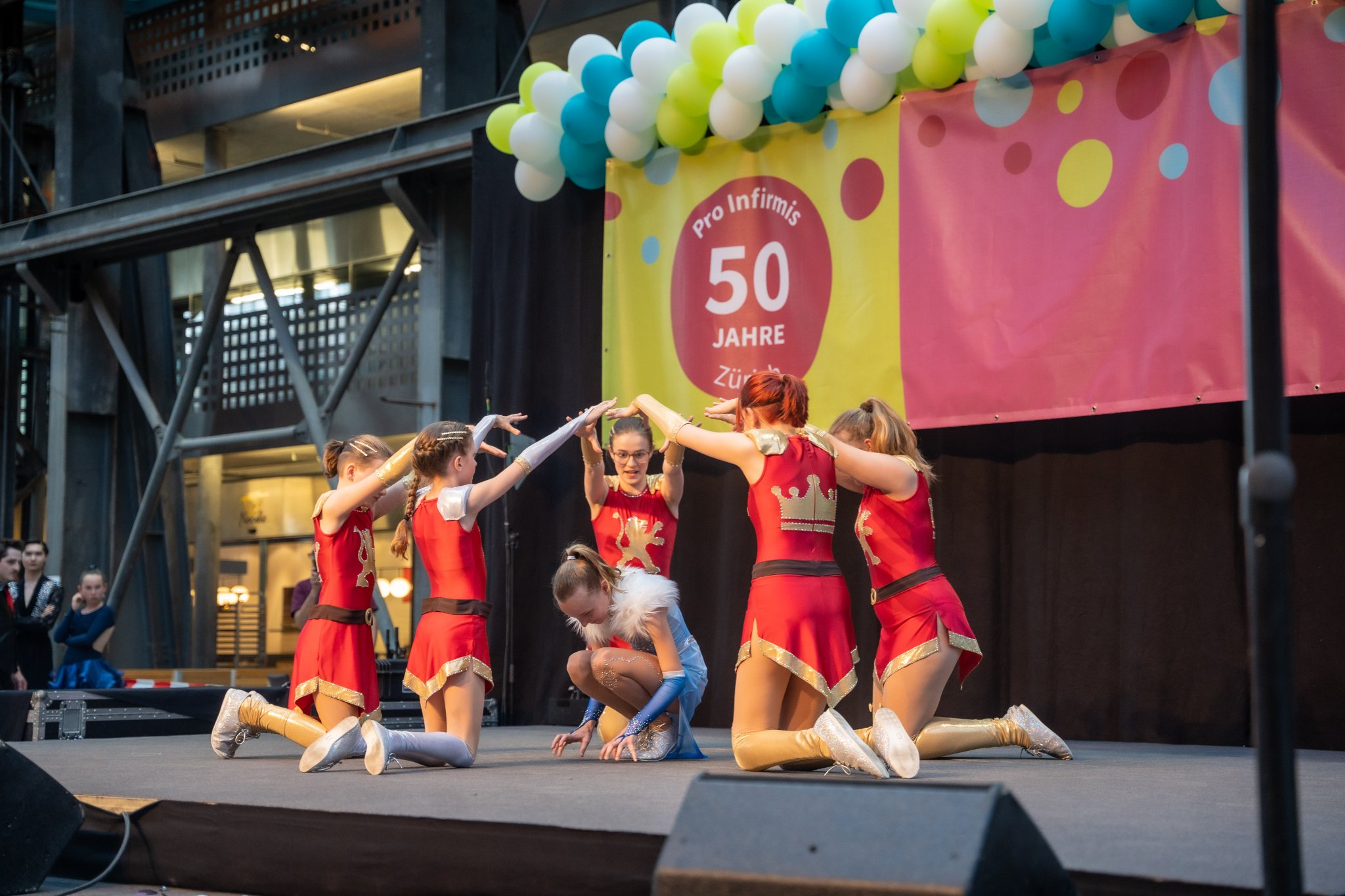 Mädchen führen eine Choreografie auf