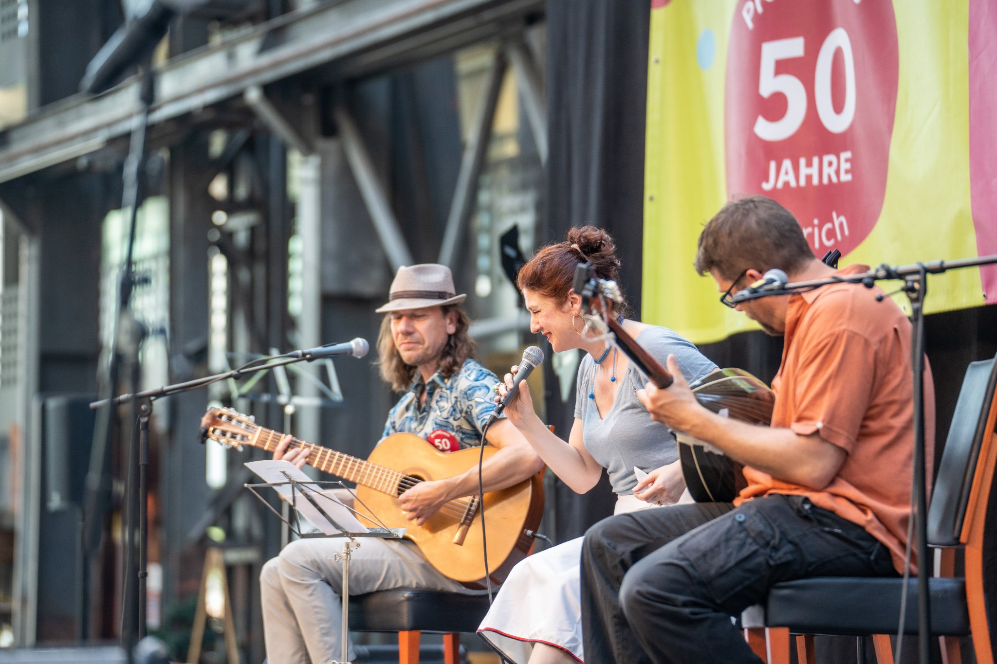 Drei Musiker auf der Bühne spielen ein Konzert