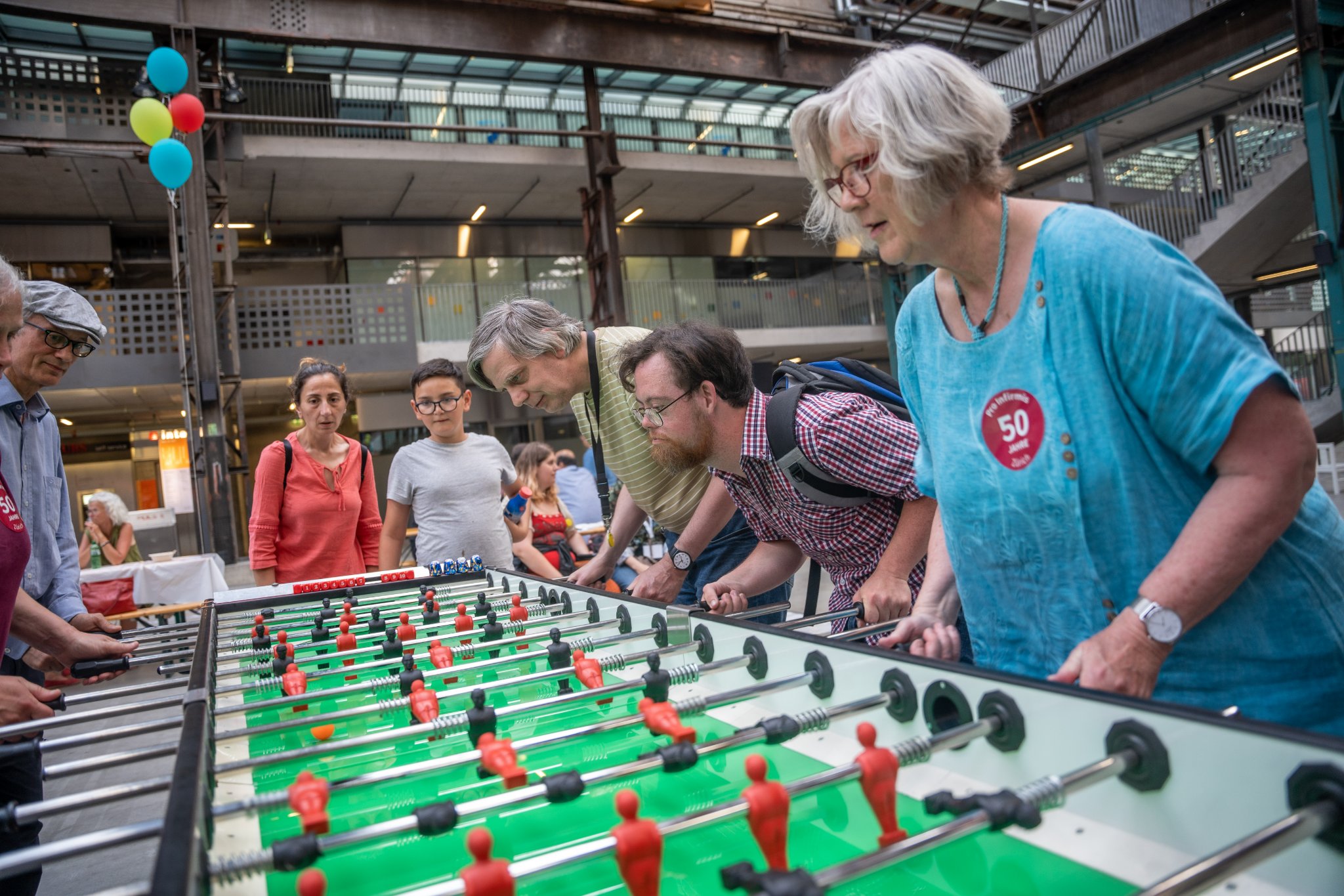 Menschen spielen Tischfussball.