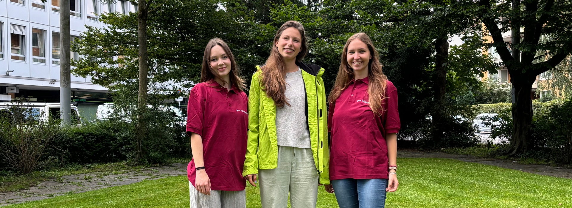 3 Dialogerinnen von Pro Infirmis in einem Park