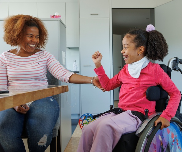 Ainara mit ihrer Mutter in der Wohnung