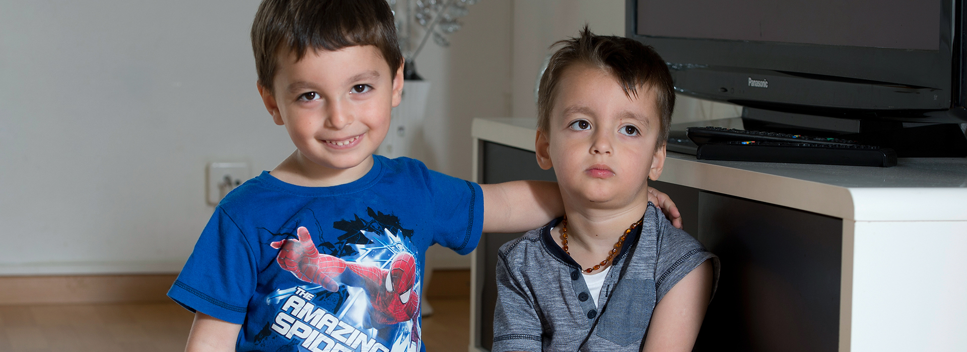 Bambino sorridente con il fratello cerebroleso
