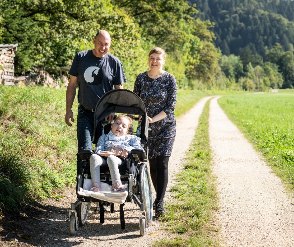 Xenia avec ses parents dans la forêt