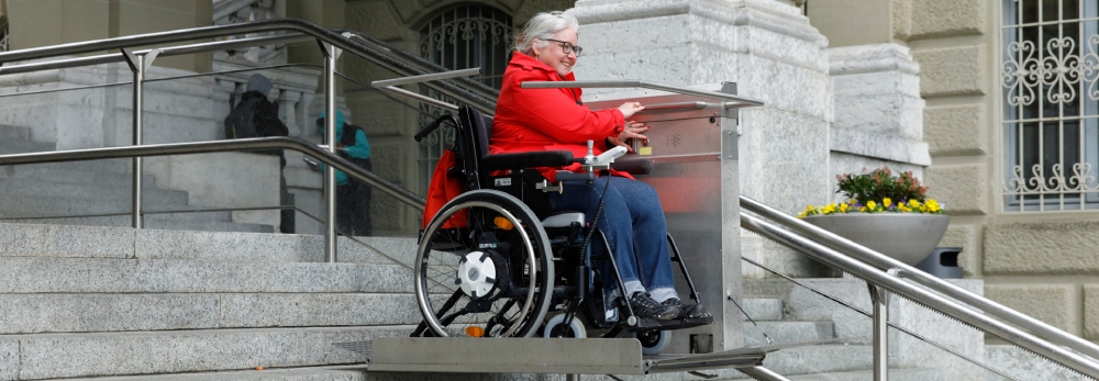 Una donna in sedia a rotelle utilizza un ascensore di Eurokey.