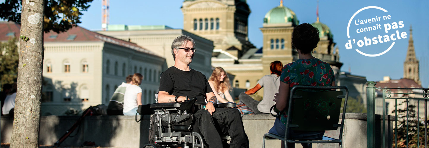 Personnes avec et sans handicap sur la Place fédérale à Berne.