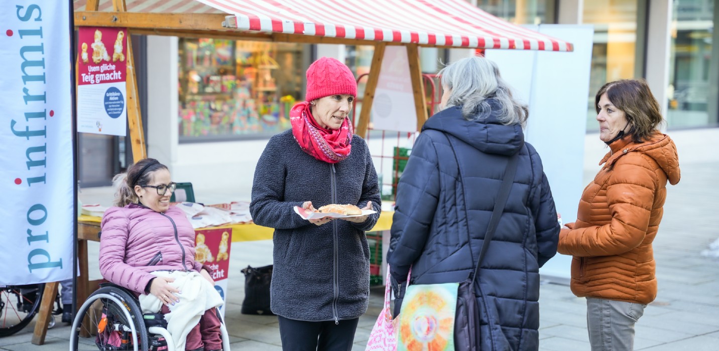 Eine Passantin im Gespräch mit Maria Walliser.