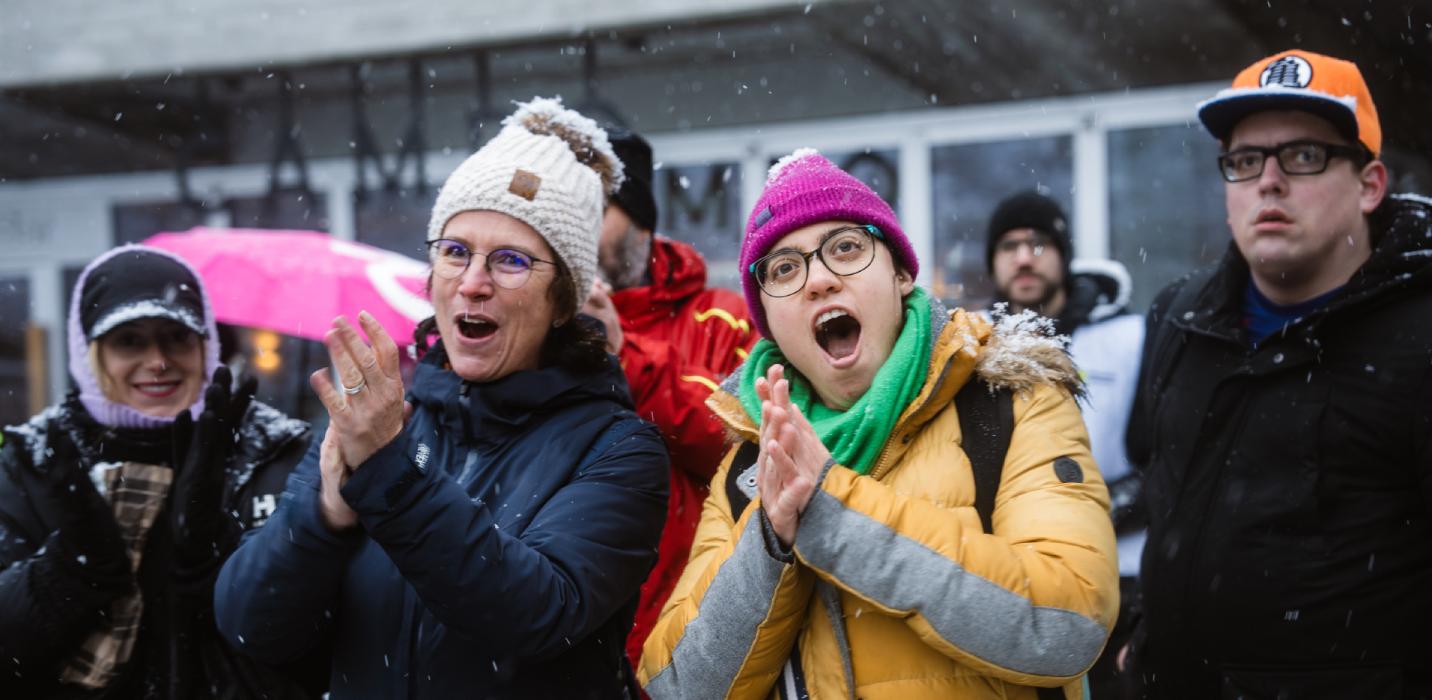 Un gruppo di persone a una manifestazione a Zurigo