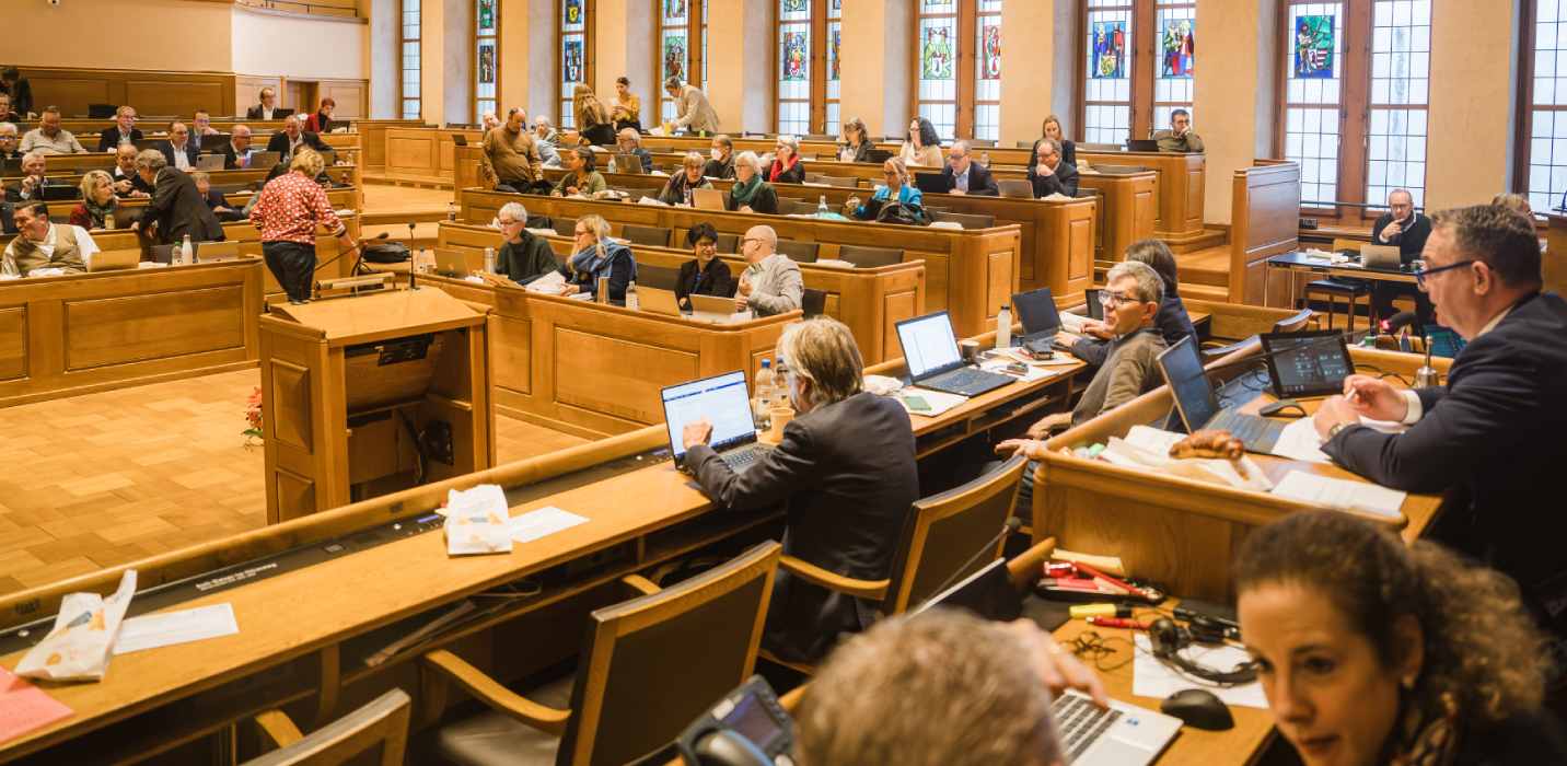 Sala del Municipio di Berna con alcuni Grittibänz sui banchi