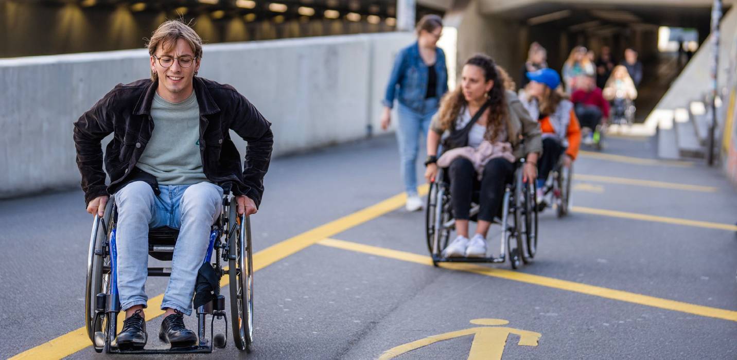 Menschen mit und ohne Rollstuhl unterwegs in Zürich