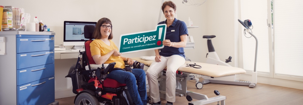 Médecin généraliste avec une patiente en fauteuil roulant