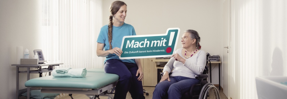 Physiotherapeutin mit einer Patientin mit Rollstuhl