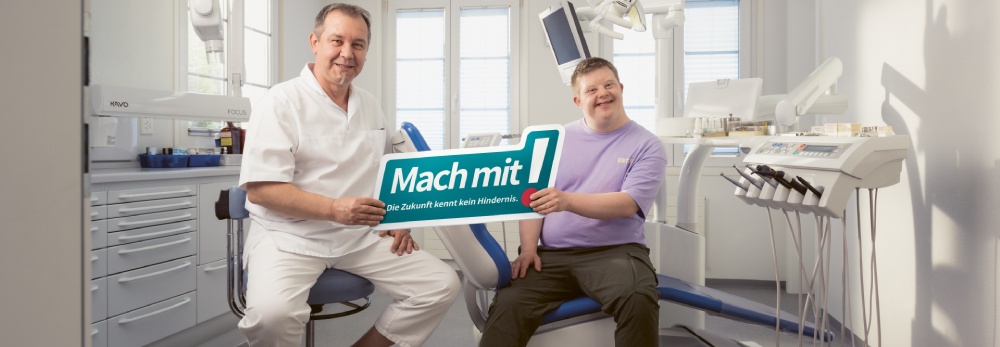 Zahnarzt mit einem Patient mit Behinderung