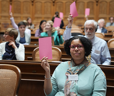 Parlementaires lors d'un vote à la session des personnes handicapées 2023