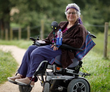 Angelika F. ist auf den Rollstuhl angewiesen