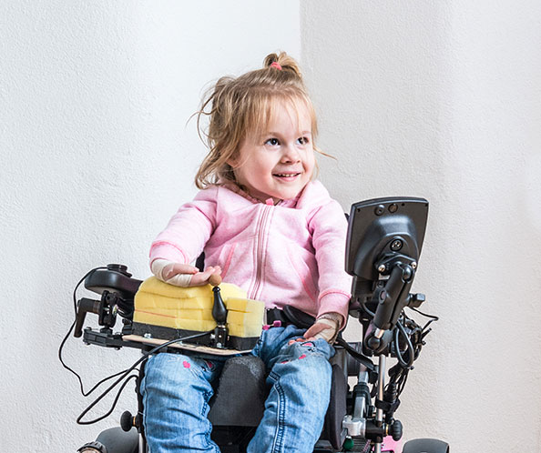 Bambina su una sedia a rotelle