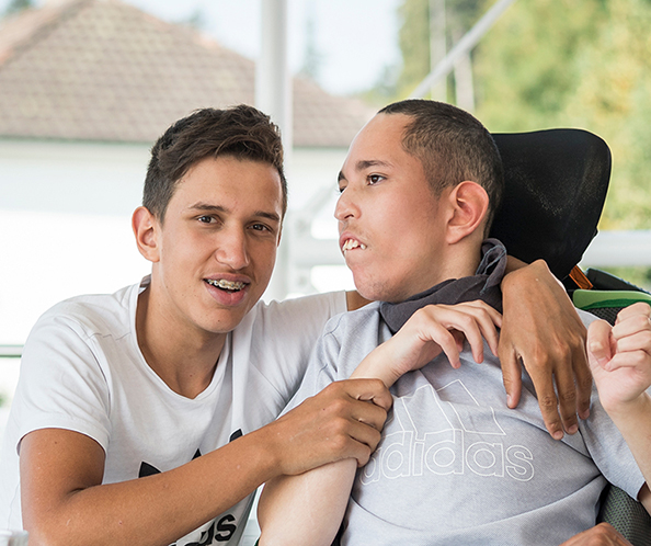 [Translate to Französisch:] Zwei Brüder: Einer ohne Behinderung und einer mit Behinderung