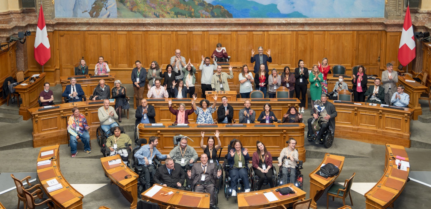 Personnes participant à la Session des personnes handicapées 2026 dans la salle du Conseil national.